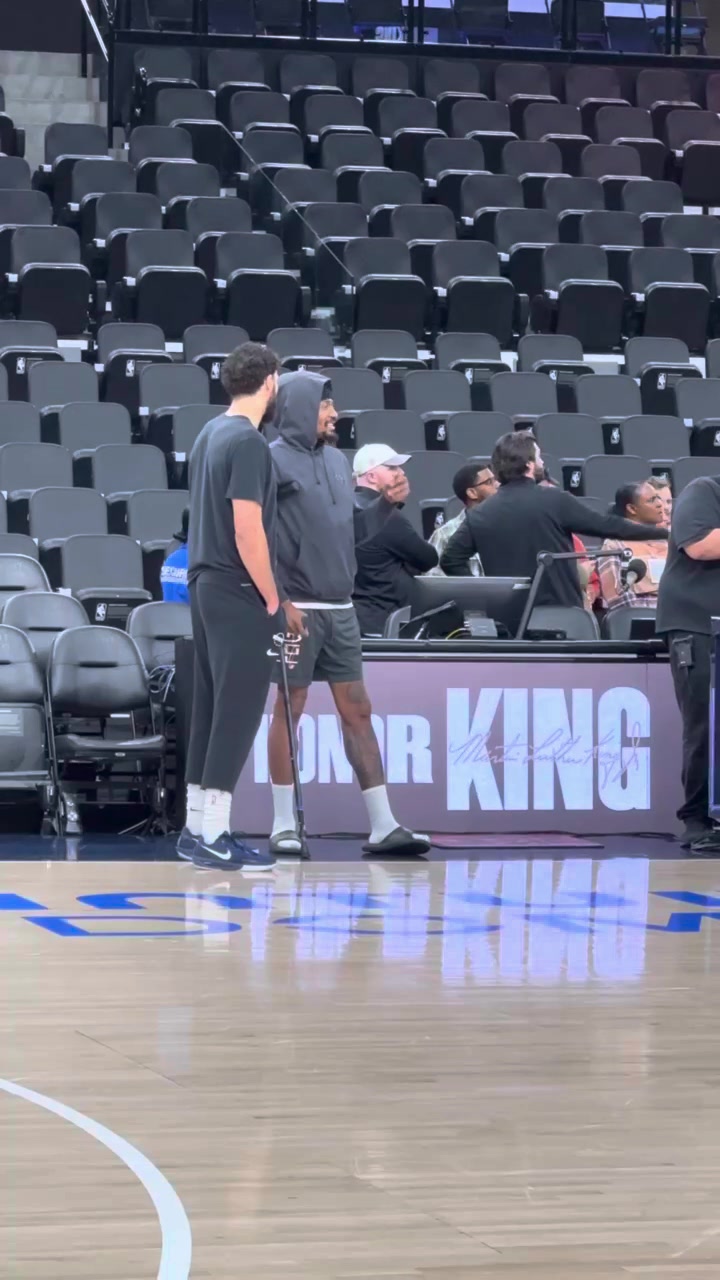 V体育APP-🙋‍♀️猜小吧看到了谁！赛季报销的比尔今天拄着拐来到了现场