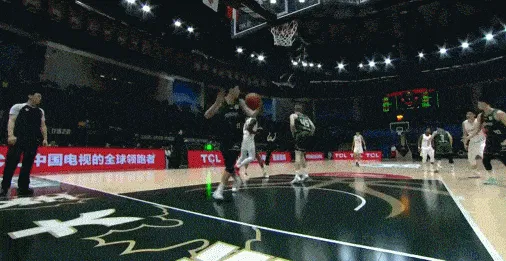 V体育官网-球场亲兄弟？盘点一下那些球场上的队友之间内讧的场面