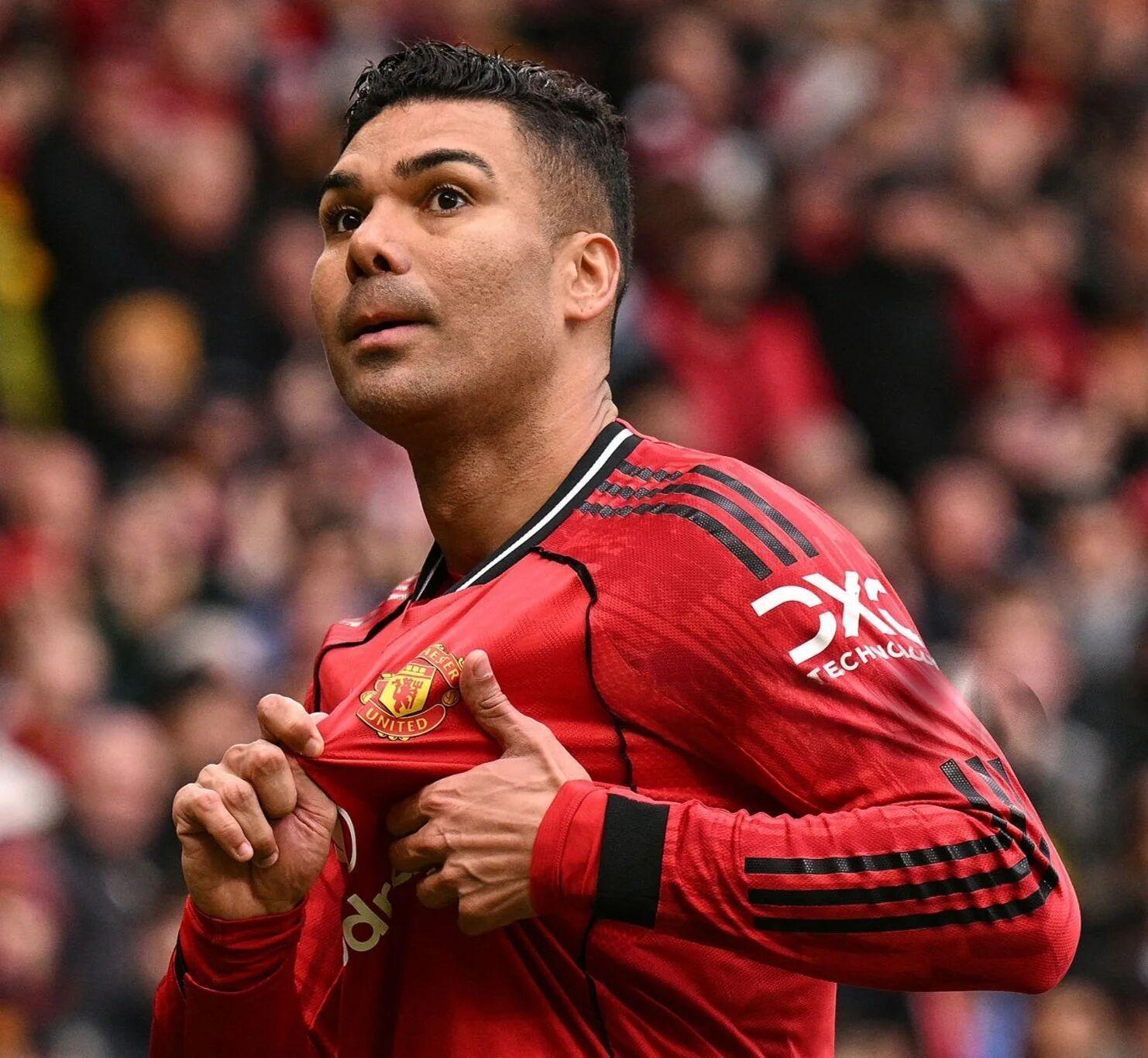 V体育娱乐-曼联主场7万人高呼卡塞米罗再踢1年！表现越好越难留队，拉爵无情